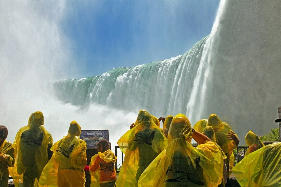 niagara-falls-with-people-gallery