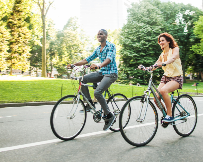 Couple enjoying the views of new york city on their bicycle